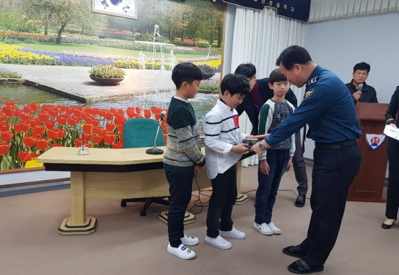 길 잃은 장애아동 경찰에 신고한 초등생 3명 표창 < 전국/사회 < 기사본문 - CNB뉴스