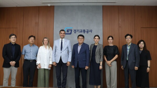 세르비아 정책연수단, 양주서 '똑버스' 체험...경기도 DRT 운영사례 공유 - 뉴스 썸네일 이미지