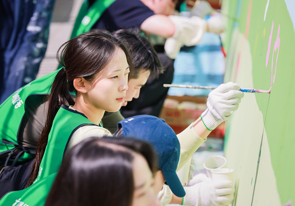 하나금융, 발달장애인 예술가와 인천 초등교 통학로 벽화 그리기 - 뉴스 썸네일 이미지